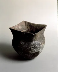 Prehistoria: jarrón de terracota con apertura cuadrada de la era neolítica de la Caverna Delle Arene en Candide (Liguria)