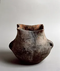 Prehistoria: jarrón de terracota con apertura cuadrada de la era neolítica de la Caverna Delle Arene en Candide (Liguria)