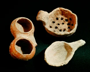 Prehistoria: diversos objetos y accesorios de vajilla (colador, vasija). Civilización de los Apeninos (o Edad del Bronce italiana). 1400-1300 a. C. Perugia, Museo Arqueológico Nacional de Umbría