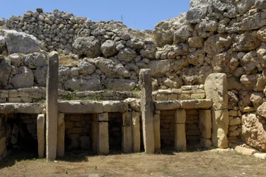 Prehistoria: vista del templo megalítico de Ggantija, que data del Neolítico (3500-2600 a.C.), isla de Gozo, Malta