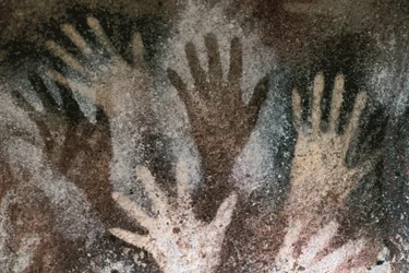 Arte rupestre de la Prehistoria: cueva con huellas de manos. Período Neolítico, Cueva de las Manos. Argentina, Santa Cruz