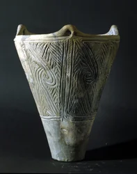 Vaso de terracota del período Jomon (período de prehistoria en Japón). Roma, Museo Nacional de Arte Oriental