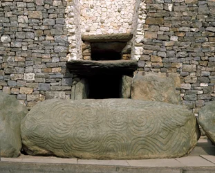 Vista de la entrada del monumento prehistórico en Newgrange, 3200 a.C.