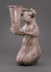Toro arrodillado sosteniendo un recipiente con pico, c. 3000 a.C.