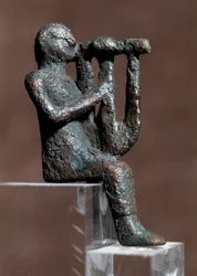 Músico tocando la cítara (estatuilla de bronce, siglo IV-II a.C.)