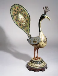 Un pavo real Qajar pintado con diseños florales y cartuchos pictóricos que representan cortesanos, siglo XIX