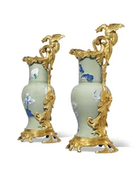 Un par de jarras de Luis XV, porcelana 1662-1722, monturas c.1745-49