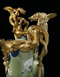 Un par de jarras Luis XV, porcelana 1662-1722, monturas c.1745-49