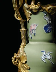 Uno de un Par de Jarras Luis XV, porcelana 1662-1722, monturas c.1745-49