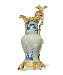 Una de un par de jarras de Luis XV, porcelana 1662-1722, monturas c.1745-49