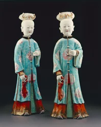 Un par de figurillas femeninas, período Qianlong, 1736-95 (porcelana)