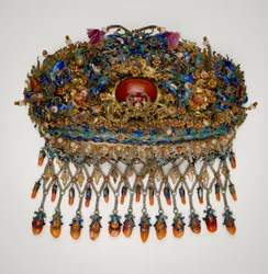 Tocado dorado con motivos de pájaros, flores, mariposas y bambú