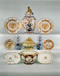 Jarrón balustre Imari; Plato armorial Rose-verte, c.1724; Tureen y tapa Famille rose bombe; Dos jarrones de tulipanes azul y blanco; Plato armorial Famille Rose; Plato Imari por Cornelius Prenk; Plato oblong Famille Rose; Jardinera hexagonal Famille Rose