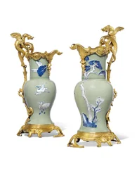 Un par de jarras Luis XV, porcelana 1662-1722, monturas c.1745-49