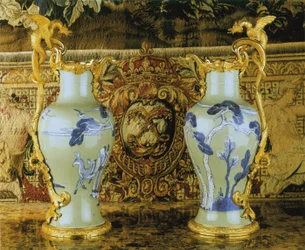 Un par de jarras Luis XV, porcelana 1662-1722, monturas c.1745-49
