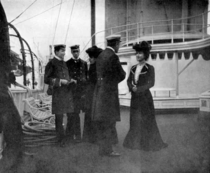 Un grupo en el yate real Victoria y Albert III en Copenhague, Suecia, 1908