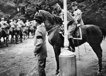 Rey Christian IX con el coronel Kjor de los Húsares daneses