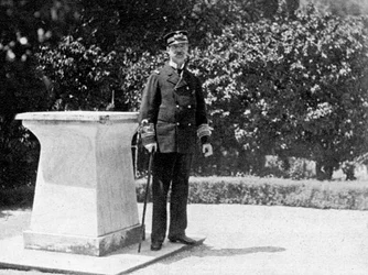 Rey Jorge I de Grecia 1845-1913 en su jardín en Atenas, 1908