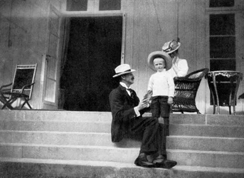Rey Haakon VII de Noruega, su hijo Olav y la Princesa Victoria en Bygdøy, Noruega, 1908