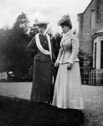 Mary de Teck 1867-1953, Princesa de Gales, con la Duquesa de Aosta, 1908