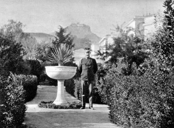 Príncipe Constantino 1868-1923, el Duque de Esparta, en su jardín en Atenas, 1908