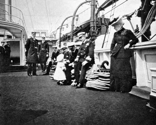 Príncipe Olav 1903-1991, el futuro Rey Olav V de Noruega, conversando con oficiales navales, 1908