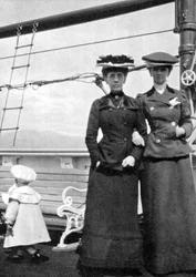 Príncipe Olav 1903-1991 con Lady Antrim y Miss Knollys, 1908
