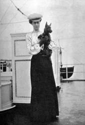 Princesa Victoria 1868-1935 con Mac a bordo del yate real Victoria y Albert III, 1908