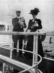 Princesa Victoria 1868-1935 con los perros de la Reina, 1908