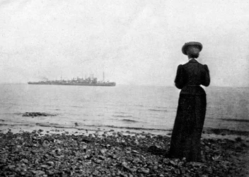 La emperatriz María Feodorovna mirando un buque naval danés frente a Hvidovre, Dinamarca, 1908