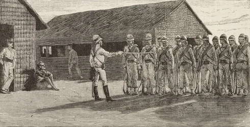 Soldados italianos en formación, Massawa, Eritrea, grabado de un dibujo de Quinto Cenni y un boceto de Pieragostini, de L
