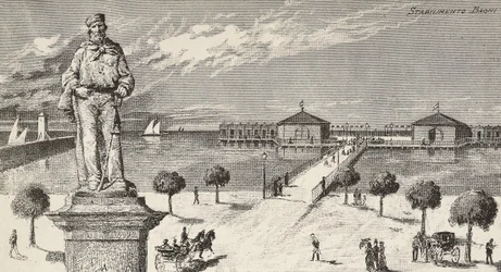 Monumento en memoria de Giuseppe Garibaldi (1807-1882), político y patriota italiano, y establecimiento de baños en el fondo, Cesenatico, Italia