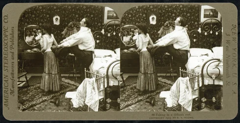 Tarjeta estereoscópica que muestra a una mujer atándose un corsé, publicada por la American Stereoscopic Company.