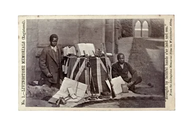 James Chuma y Abdullah Susi con artefactos de David Livingstone, Newstead Abbey, Inglaterra, junio de 1874