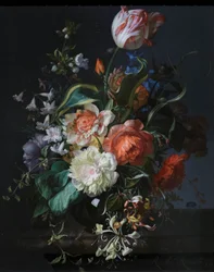 Flores en un jarrón de cristal con un tulipán