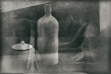 Botella y maceta vintage