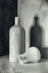 Naturaleza muerta con botellas antiguas