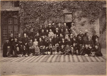 Alumnos y personal de enseñanza media, Bishop Cotton School, Shimla (verso)