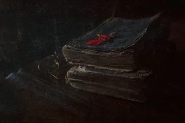 Libros antiguos, flor roja