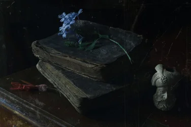 Libros antiguos y flores azules