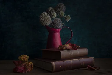 Libros de otoño y jarra
