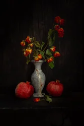 Rosas marchitas y granadas