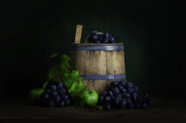 Uvas de cosecha y barril