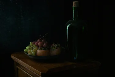 Uvas y botella melancólicas