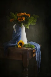 Bodegón de girasoles de ambiente sombrío