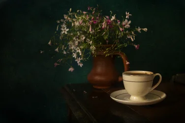 Café de la mañana y flores silvestres