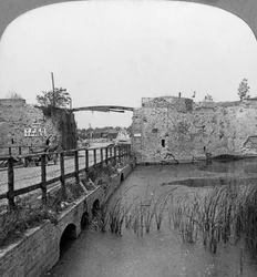 Murallas del siglo XIV y Puerta de Lille, Ypres, Bélgica, Primera Guerra Mundial, c1914-c1918