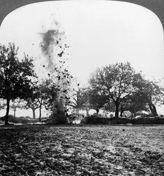 Un proyectil alemán explotando, Primera Guerra Mundial, 1914-1918