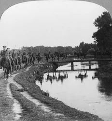 Un regimiento de la caballería de Allenby detrás de la línea, Ypres, Bélgica, Primera Guerra Mundial, c1914-c1917