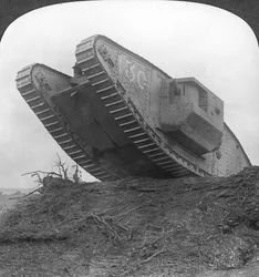 Un tanque rompiendo el alambre en Cambrai, Francia, Primera Guerra Mundial, c1917-c1918